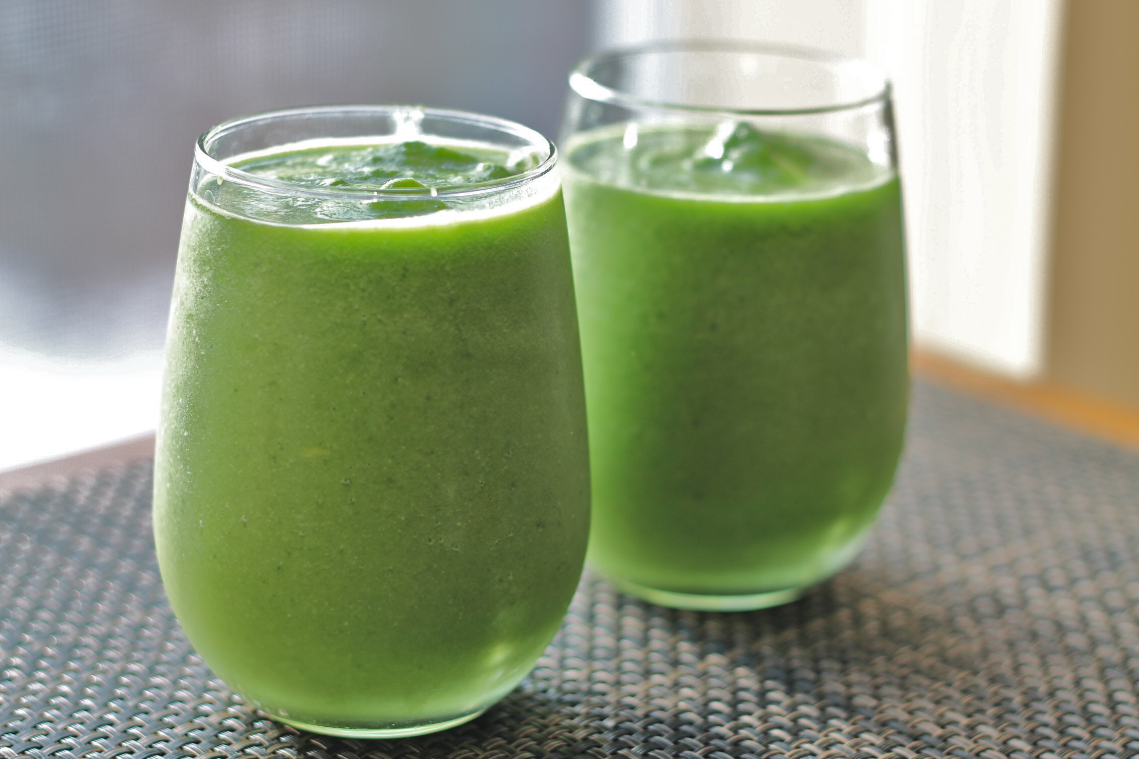 Зеленое смузи детокс. Зелёный смузи детокс. Напитки смузи Smoothie Green. Зеленый сок. Зеленый напиток.